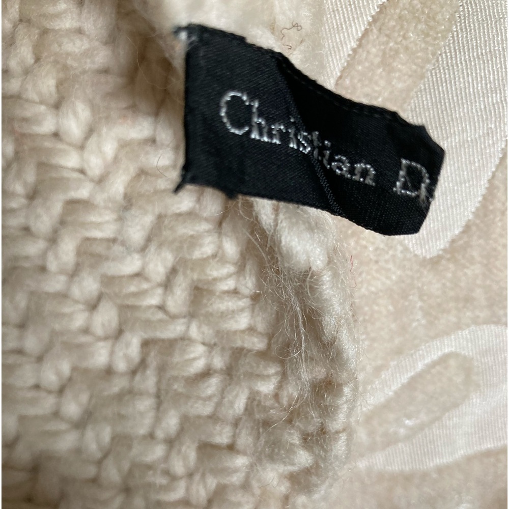 Beautiful vintage 1950s wool scarf with fringe in excellent condition